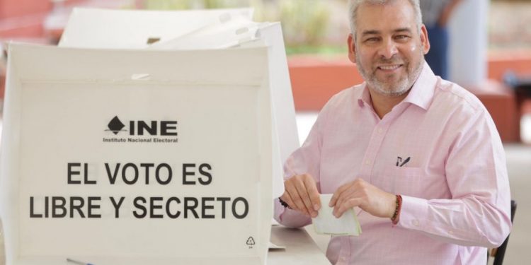Bedolla vota y llama a votar en históricas elecciones judiciales