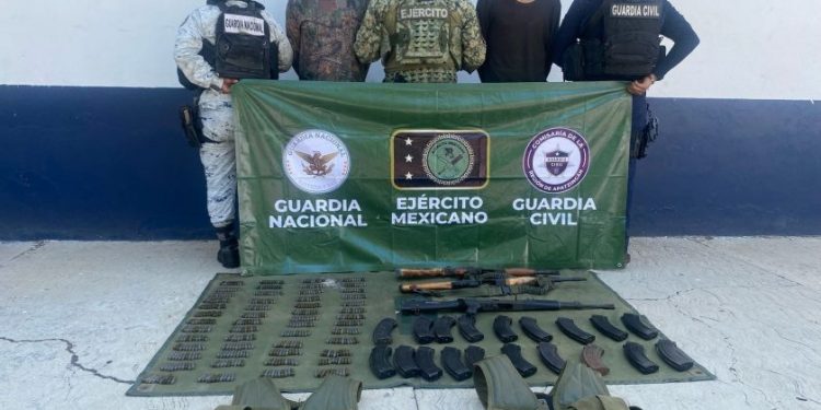 Detenidos 2 hombres en posesión de armas largas y municiones en Parácuaro: SSP
