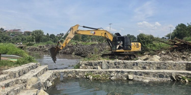 Con retiro de azolve del lago de Pátzcuaro se consolidan acciones para su rescate: SCOP