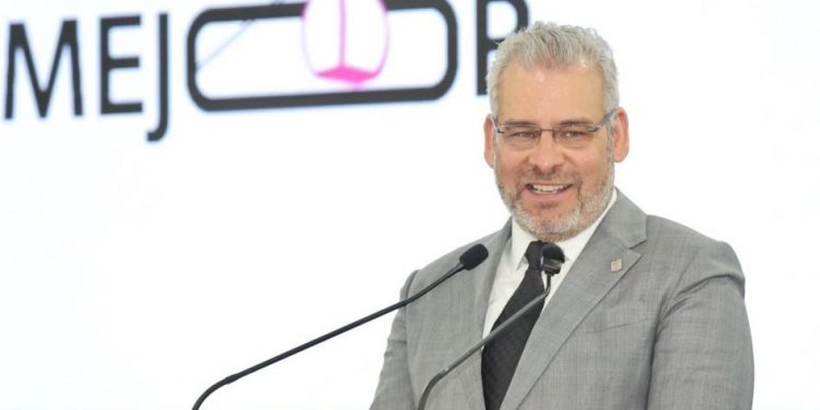 Hay personal suficiente para atender contingencias por lluvias: Bedolla