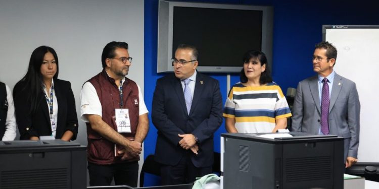 UMSNH facilita trámites a la comunidad nicolaita; instalan oficina móvil del SAT