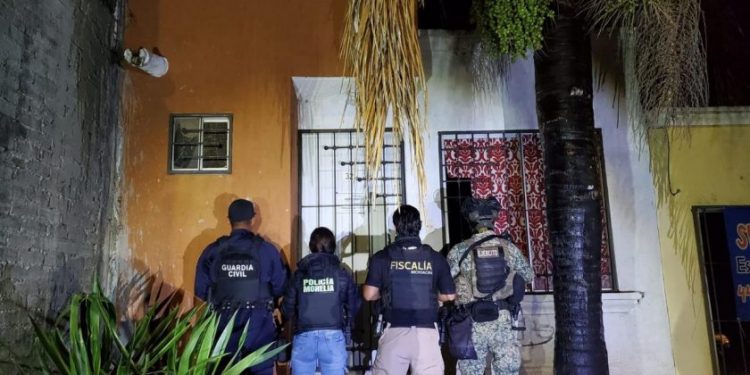 Fiscalía General asegura más de mil 200 dosis de metanfetamina durante cateos realizados en Morelia