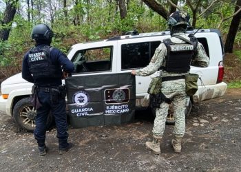 SSP y Defensa detienen a 4 hombres con armas largas, municiones y vehículos en Apatzingán