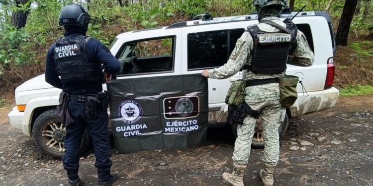 SSP y Defensa detienen a 4 hombres con armas largas, municiones y vehículos en Apatzingán