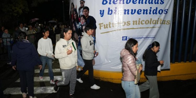 Guardia Civil da seguridad a aspirantes de la UMSNH  durante examen de admisión