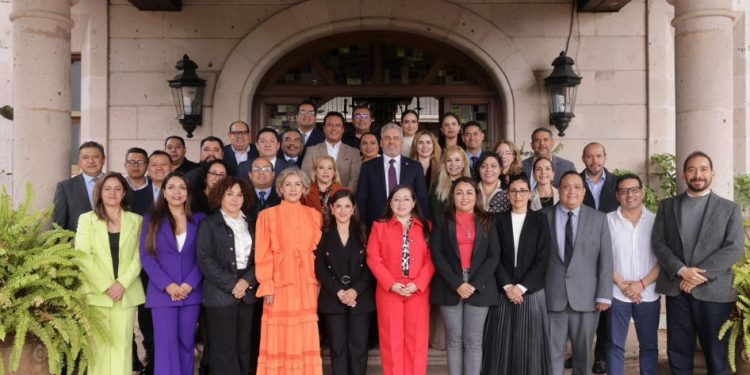 Bedolla y magistrados electos sostienen reunión institucional