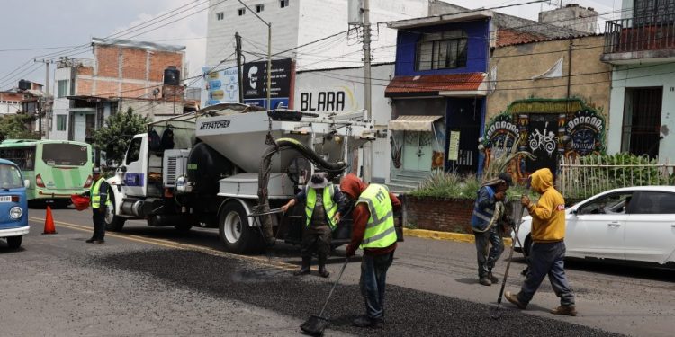 Gobierno de Morelia realiza bacheo en zona de la Poza Rica