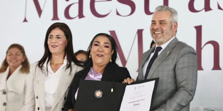 Reconoce Bedolla compromiso y vocación educativa de docentes michoacanos