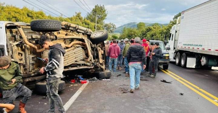Siete personas lesionadas, saldo de aparatoso choque en la Uruapan-Los Reyes