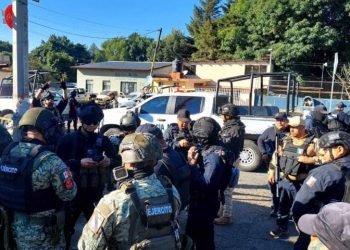 Hombres armados atacan a balazos Presidencia Municipal de Tingüindín