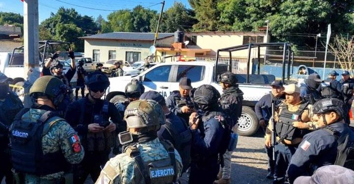 Hombres armados atacan a balazos Presidencia Municipal de Tingüindín