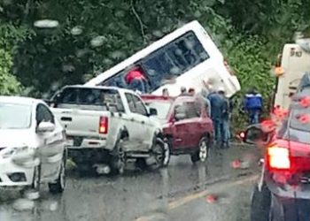 Camión de pasajeros  se accidenta sobre la libre Uruapan-Pátzcuaro, no hay lesionados