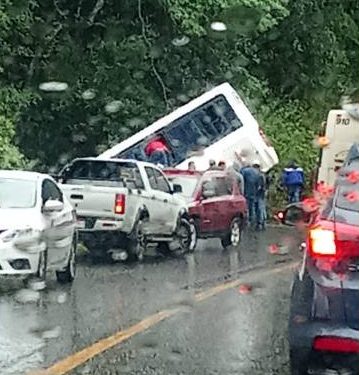 Camión de pasajeros  se accidenta sobre la libre Uruapan-Pátzcuaro, no hay lesionados