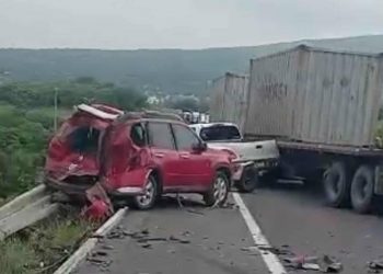Choque entre tráiler y camioneta deja un lesionado en la autopista Morelia-Salamanca