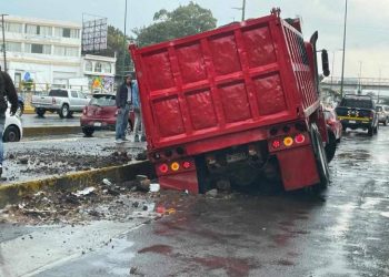 Camión cae en socavón, en el Periférico República de esta capital michoacana