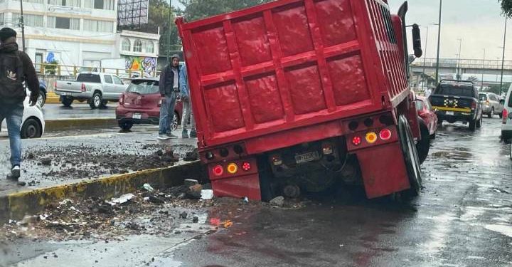 Camión cae en socavón, en el Periférico República de esta capital michoacana