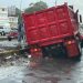 Camión cae en socavón, en el Periférico República de esta capital michoacana