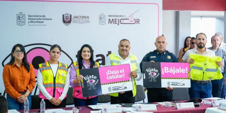 Gladyz Butanda promueve uso responsable del casco en Jacona