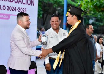 Reyes Galindo apadrina estudiantes de su región-Morelia Informativo