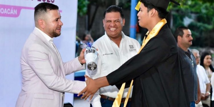 Reyes Galindo apadrina estudiantes de su región-Morelia Informativo