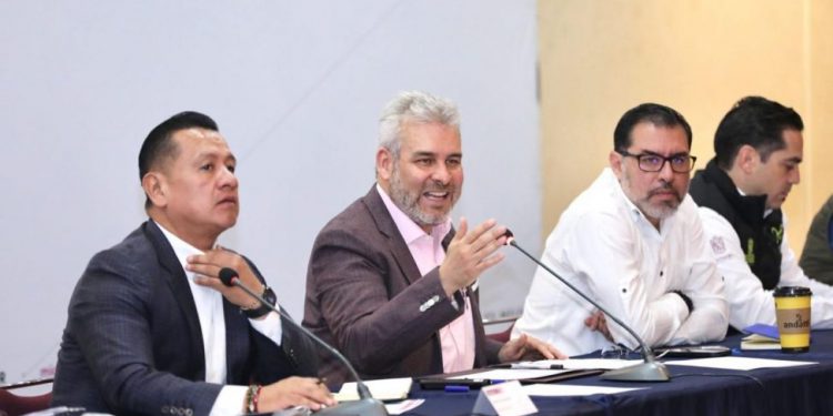 Atiende Bedolla a habitantes de 14 comunidades indígenas; acuerdan acciones inmediatas