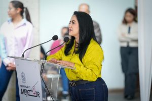 Entrega de escrituras en Uruapan: Gladyz Butanda-Morelia Informativo