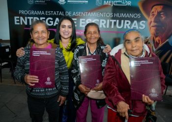 Entrega de escrituras en Uruapan: Gladyz Butanda-Morelia Informativo