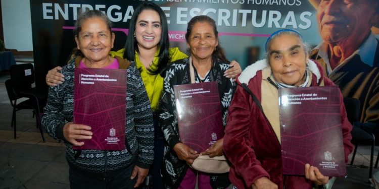 Entrega de escrituras en Uruapan: Gladyz Butanda-Morelia Informativo