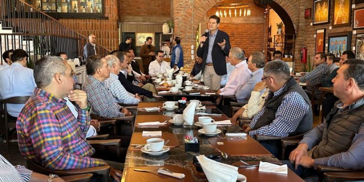 Se reúne Alfonso Martínez con empresarios de Zamora-Morelia Informativo