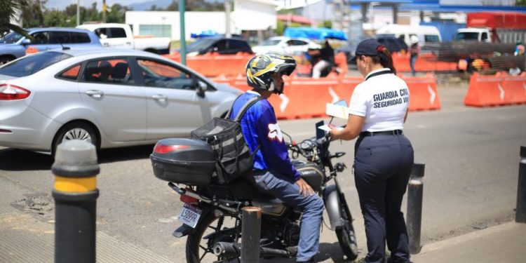 ¡Fíjate pues! Si manejas motocicleta, usa siempre el casco: SSP