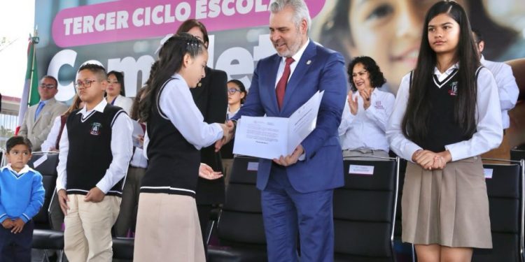 Michoacán logra un tercer ciclo escolar completo; Bedolla agradece a docentes