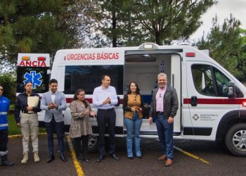 Entrega Bedolla nueva ambulancia a presidenta municipal de Queréndaro