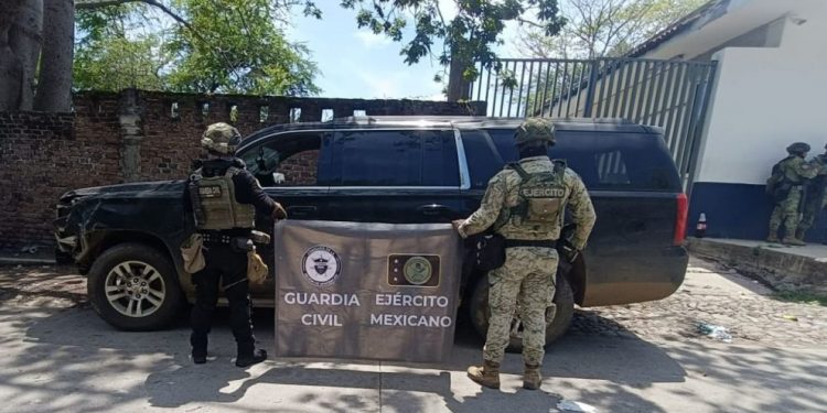 SSP y Defensa decomisan barret, fusiles y municiones en Apatzingán
