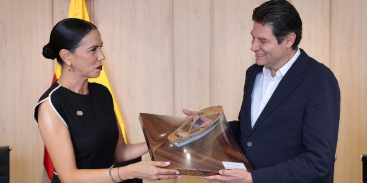 Celebra Alfonso Martínez nuevo vuelo Morelia-Ixtapa