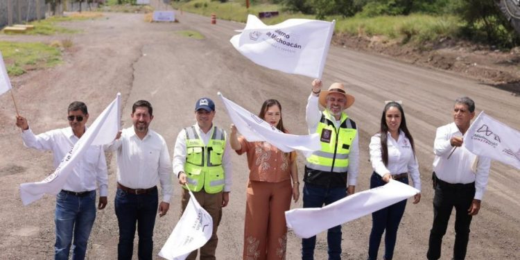Arranca Bedolla rehabilitación carretera federal Apatzingán-Buenavista-Tepalcatepec