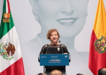 Entrega Gobierno de Alfonso Martínez, Presea Amalia Solórzano a Verónica Villaseñor