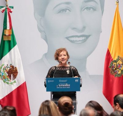 Entrega Gobierno de Alfonso Martínez, Presea Amalia Solórzano a Verónica Villaseñor