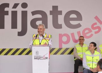 Bedolla firma iniciativa para que compraventa de motos incluya casco certificado