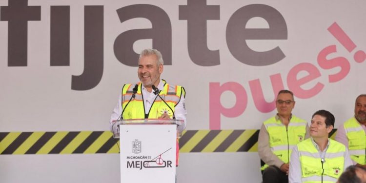 Bedolla firma iniciativa para que compraventa de motos incluya casco certificado