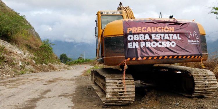 Gobierno de Michoacán rehabilita 8 tramos carreteros en Tierra Caliente
