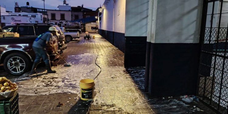 Gobierno de Morelia realiza acciones de limpieza profunda en Mercado Revolución