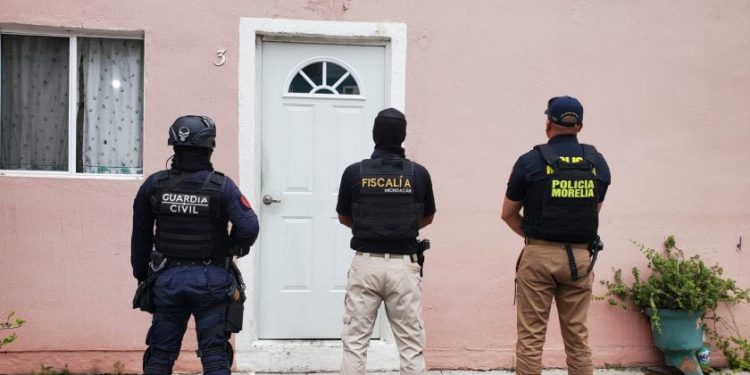 Durante cateo realizado en Morelia, FGE detiene a una persona por el delito de narcomenudeo