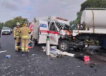 Dos muertos, saldo de choque por alcance de ambulancia y pipa de agua