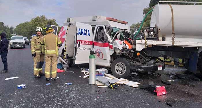 Dos muertos, saldo de choque por alcance de ambulancia y pipa de agua