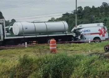 Asciende a tres muertos  choque de ambulancia contra pipa en la Morelia-Pátzcuaro