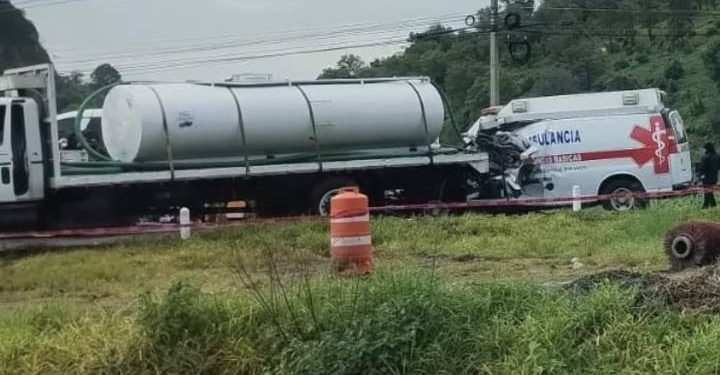 Asciende a tres muertos  choque de ambulancia contra pipa en la Morelia-Pátzcuaro
