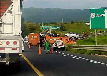 Choque entre nodriza y camioneta en la Siglo XXI causa bloqueo parcial; no hubo lesionados