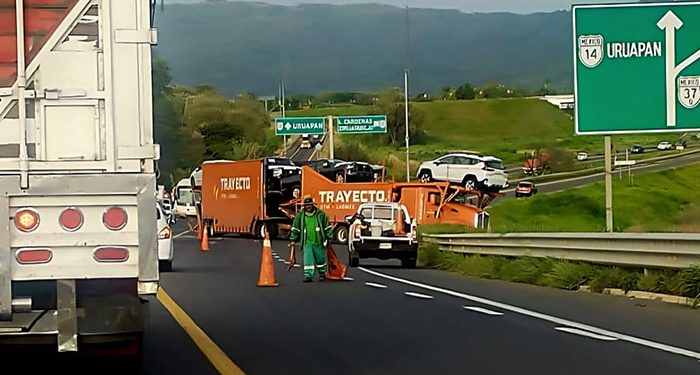 Choque entre nodriza y camioneta en la Siglo XXI causa bloqueo parcial; no hubo lesionados