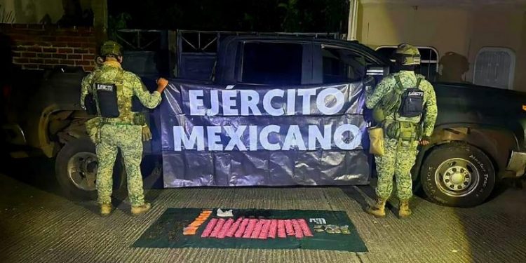 En operativo, Ejército Mexicano asegura estupefacientes, armamento y automóvil, en Tangancícuaro