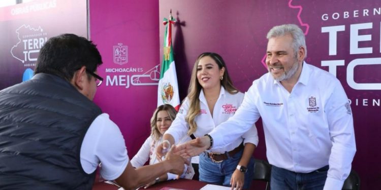 Bedolla tiende puente con población de Salvador Escalante: Gobierno del Estado-Morelia Informativo